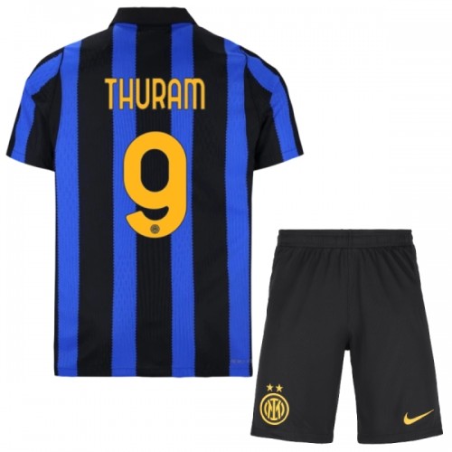 Dětský Fotbalový Dres Inter Milán Thuram 9 Domácí Dresy 2026-27 Dětský Fotbalový Dres Inter Milán Thuram 9 Domácí Dresy 2026-27