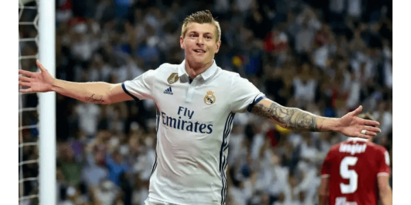 Kroos nadále zůstává u týmu a obnovuje smlouvu s Realem Madrid na jeden rok Kroos nadále zůstává u týmu a obnovuje smlouvu s Realem Madrid na jeden rok