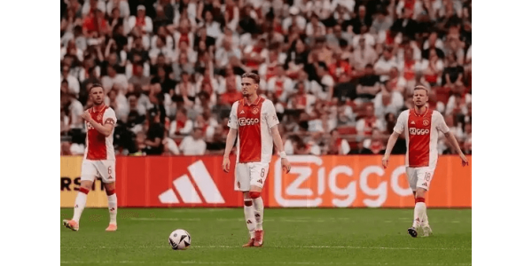 Ajax získal ve 4 zápasech pouze 2 body a vzdal se prvního místa