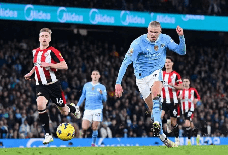 Zápas o titul v Premier League vstupuje do své nejintenzivnější fáze, Haaland ustavuje další rekord