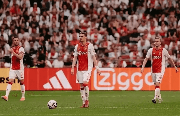 Ajax získal ve 4 zápasech pouze 2 body a vzdal se prvního místa