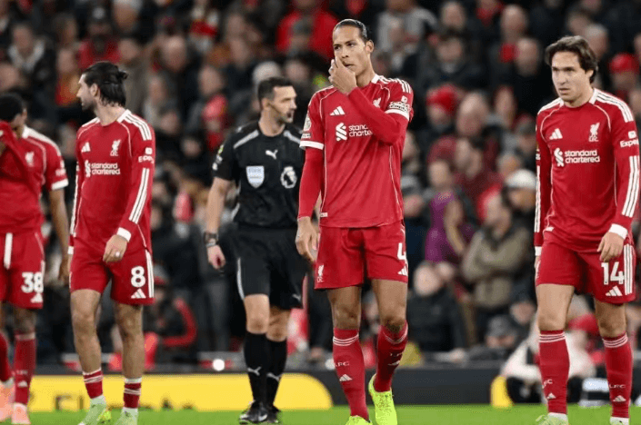 Liverpool utrpěl ponižující domácí porážku a dosáhl dna