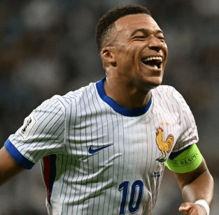 Mbappé vyrovnal Henryho bilanci! Dembélé odchází zraněný!