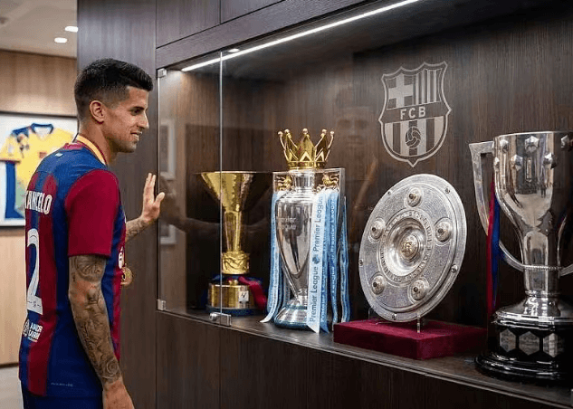 Barcelona si brzy zajistila titul! Cancelo se zapsal do fotbalové historie
