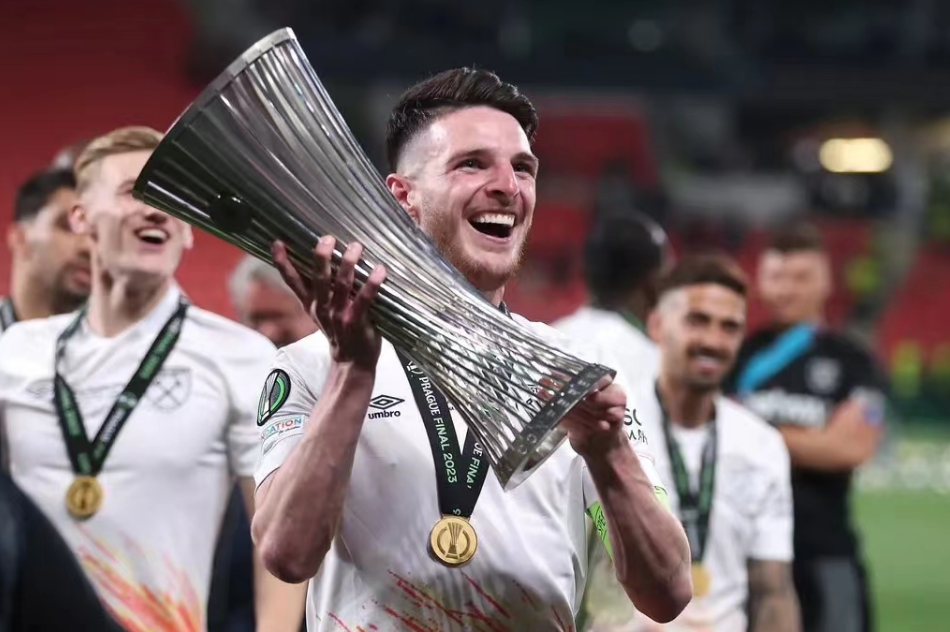 Arsenal a Man City bojují o záložníka West Hamu Rice